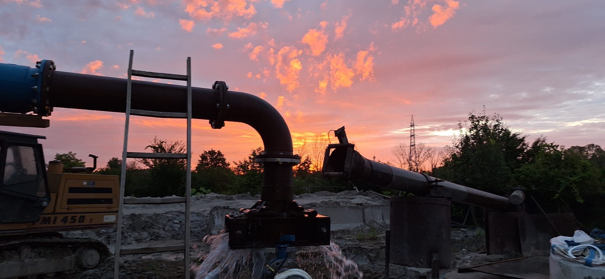 Impianto Idrogeo in attività al tramonto