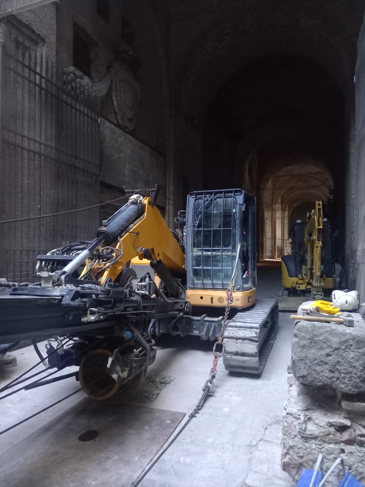 Macchine Idrogeo impiegate per un intervento geotermico in area costruita