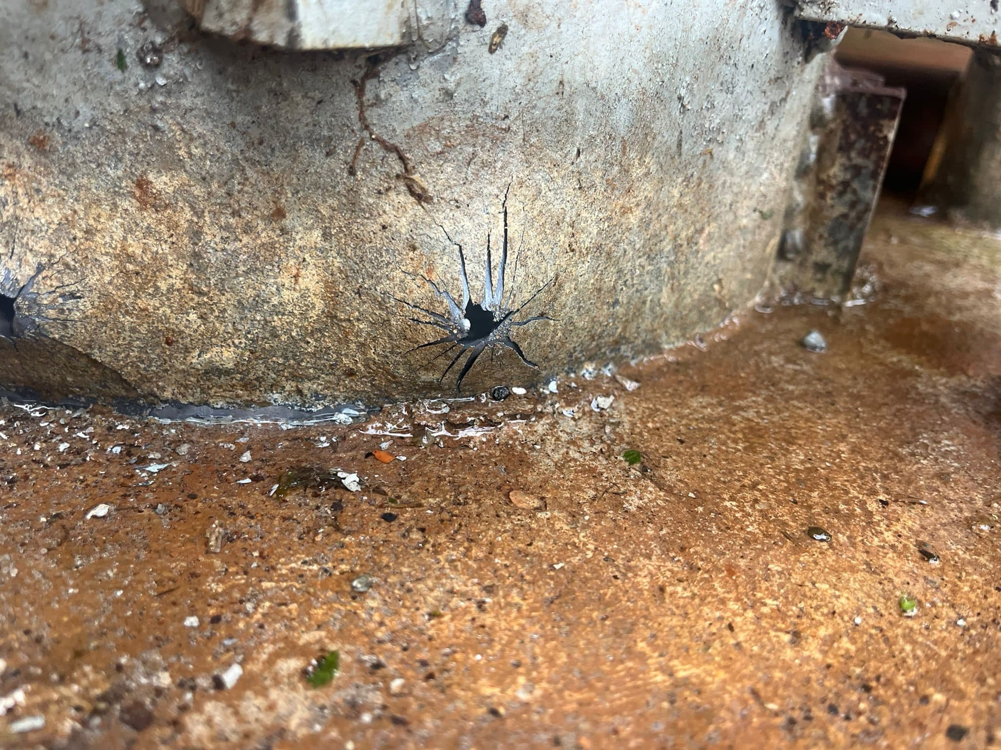 Dettaglio di danneggiamento localizzato su una tubazione