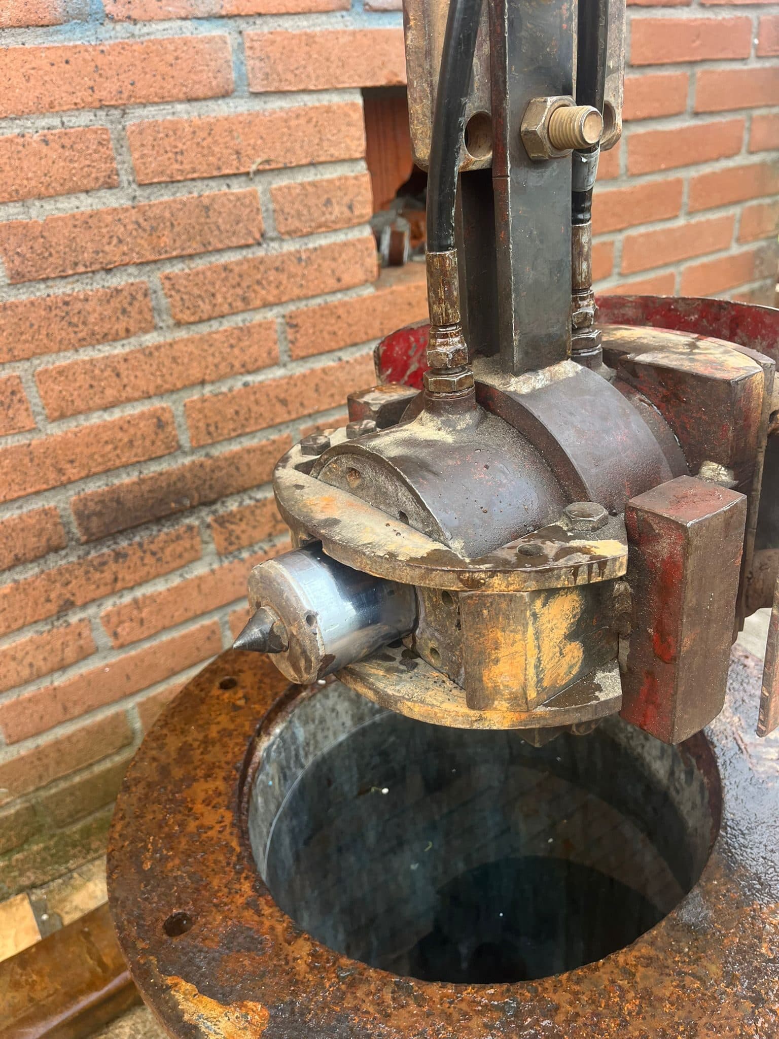 Dettaglio dell'utensile per l'apertura controllata delle luci